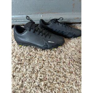 Nike Mercurial Vapor 15 Academy Soccer Cleats Size 4.5Y Black/Yellow Lightweight
